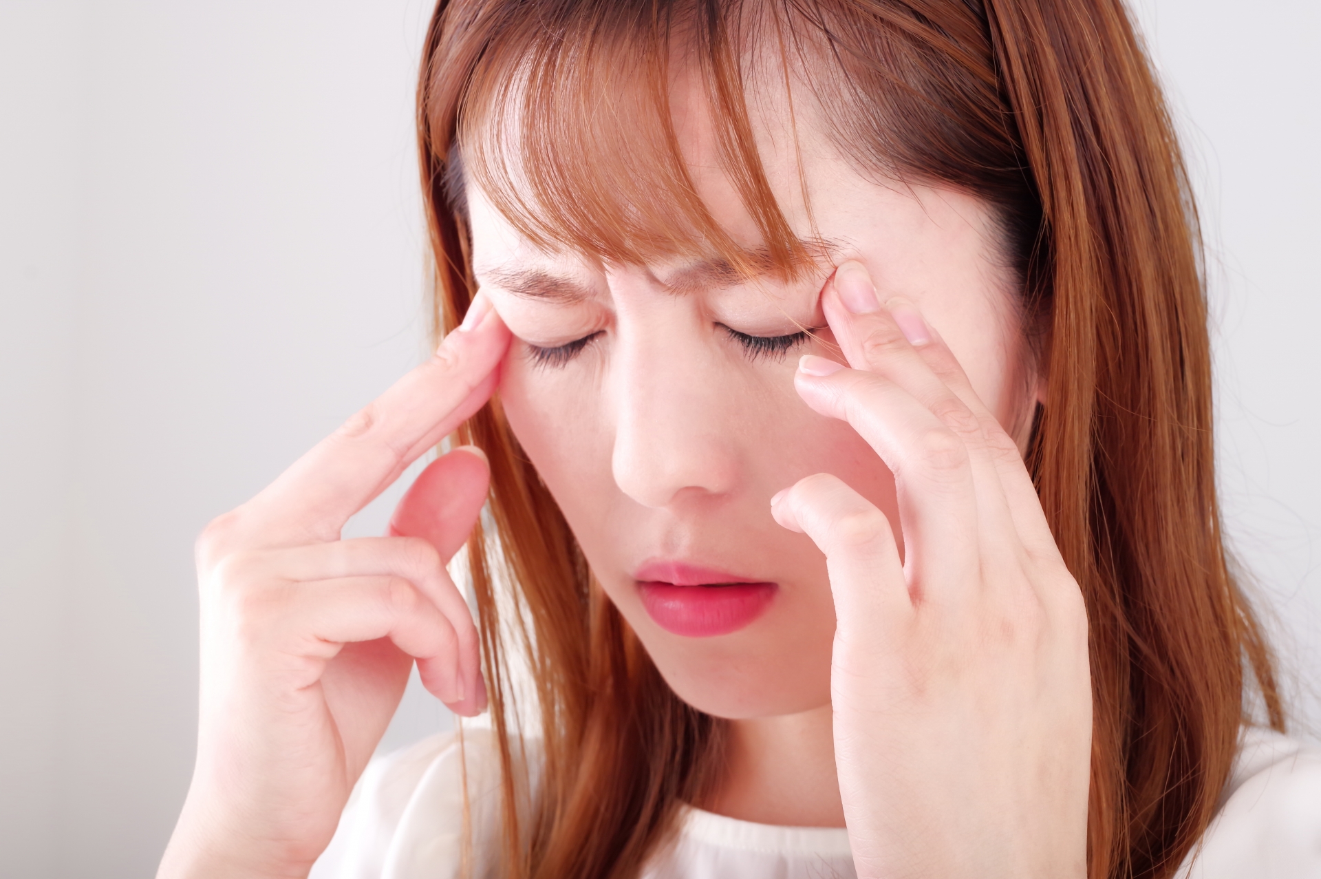 なぜ目が疲れると肩や首までガチガチになるの？